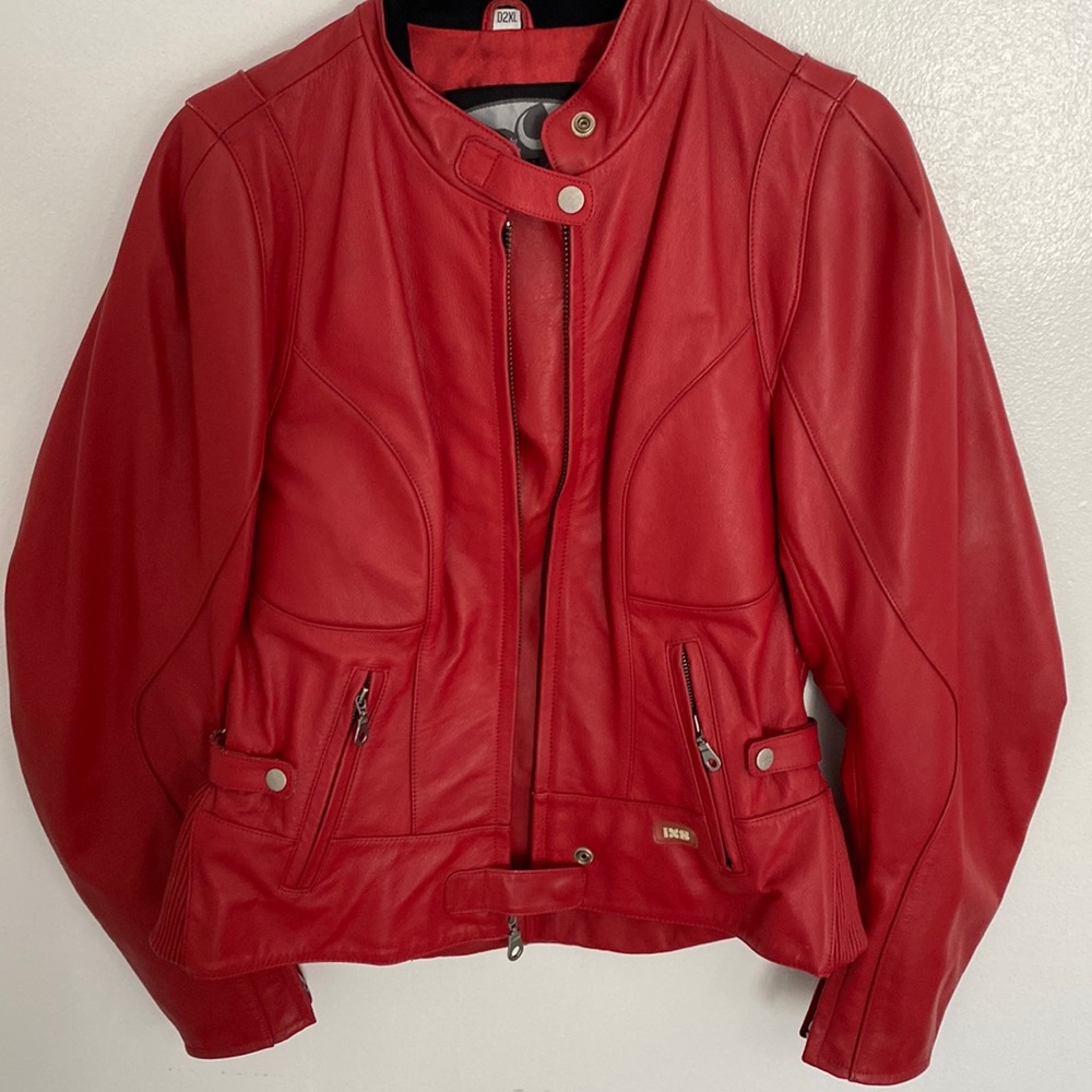 Motorcycle jacket in leather.